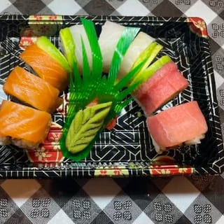 Rainbow Roll (8pc)